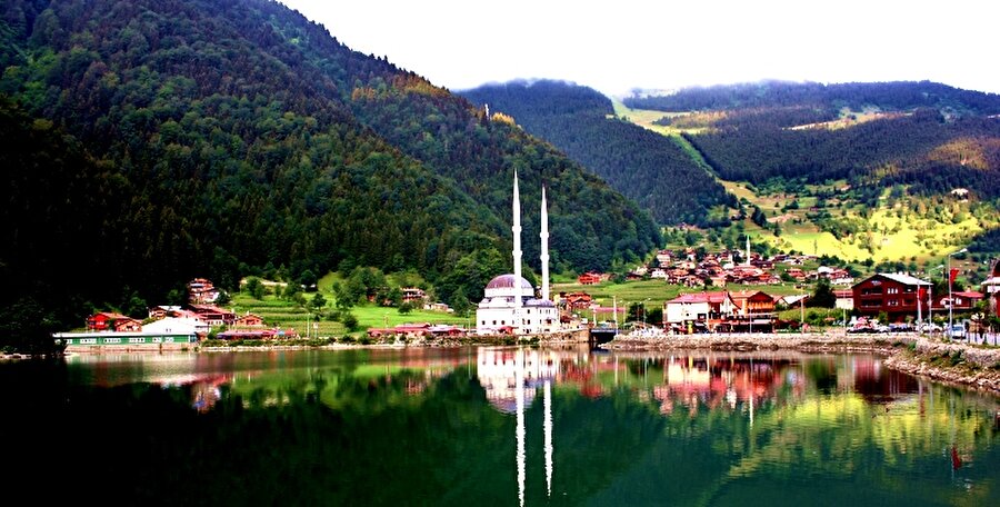  Uzungöl - Trabzon / Çaykara

                                    
                                    Trabzon'da bulunan uzun göl denizden 1100 metre yüksekte. Adını kıyısında kurulduğu gölden alır, sık ormanların içindeki mükemmel doğasıyla ziyaretçilerine kendini kayran bırakan bir yer.
 Bölgede ilk kalıcı yerleşim 1650'li yıllardan sonradır. Müslüman olmayan 12 haneden oluşan yerleşime sonraki dönemde Müslüman halkın gelişiyle nüfus artmış ve 1876 kayıtlarında yerleşim 229 hane olarak yer almıştır.
  
 Günümüzde muhteşem doğanın yanına bölgeye has olan ağaç evler korunmuş ve turizme açılmıştır. 
                                
                                