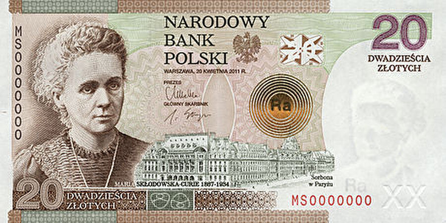 Polonya

                                    
                                    
Avrupa ülkelerindeki banknotlarda euro kullanımına geçmeden önce, 20 zlotı kullanan kişilere Polonya asıllı Nobel Ödüllü kimyager Marie Curie'yi hatırlatıyor. Curie radyoaktivite üzerine yaptığı çalışmalarla iki farklı alanda Nobel Ödülü kazandı.

                                
                                