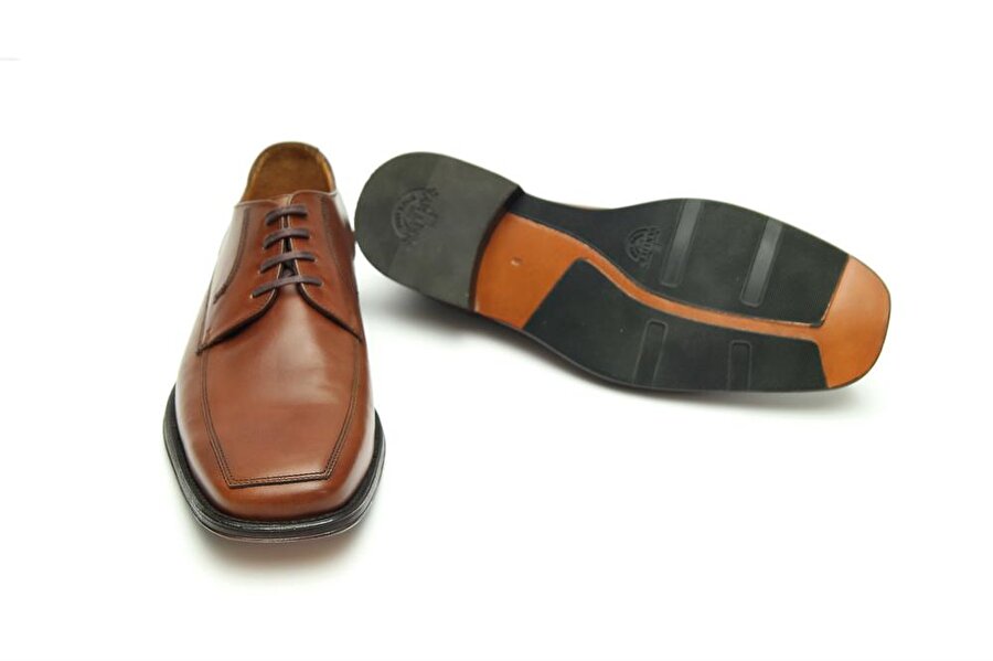 Evliliğin akışını ayakkabı belirler / Kastamonu 
Kastamonu'da ilginç bir adet var. Kız istemeye gidileceği zaman evin en iyi huylu kişisinin ayakkabısı alınır ve havaya atılır, eğer ayakkabı düz düşerse evliliğin uğurlu olduğuna inanılır. 

 Kız evinde görücünün ilk sorduğu soru kızın hangi işleri yapabildiğidir.Kız evi 41 maddelik bir istek listesi hazırlar, damat bazı maddeleri çıkarıp listeyi geri gönderir. Yatsıdan sonra damat herkesin eli öper ve kaçar eğer yakalanırsa dayak yiyor. Sağdıç ise tartaklayanlara bahşiş vererek damadı koruyor. 
