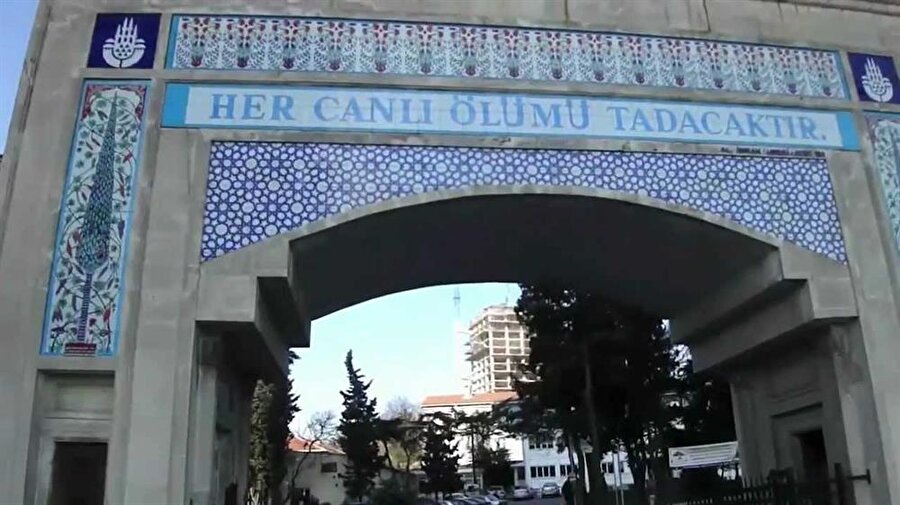 Gelin evine gitmeden önce mezarlıktan geçmeli /Konya 
Konya'da söz kesmeye 'bitirme' deniyor. Karaman'da bitirmenin damat adayının kulağı çekilerek duyurulması bir gelenek. Gelin erkek evine götürülürken mezarlıktan geçirilmesine özen gösteriliyor. Bunun nedeni geline "Düğünü gördün, ölümü de unutma" mesajını vermek.

 Düğünün başladığı gün 15-20 genç düğün odunu toplamak için dağa çıkıyor. Yemekte ortaya konan baklavadan dilim alanlar alacakları hediyeyi söylüyorlar.

 Ayrıca gerdek öncesinde damadın arkadaşları bacadan içeriye mendil sarkıtarak yiyecek istiyor
