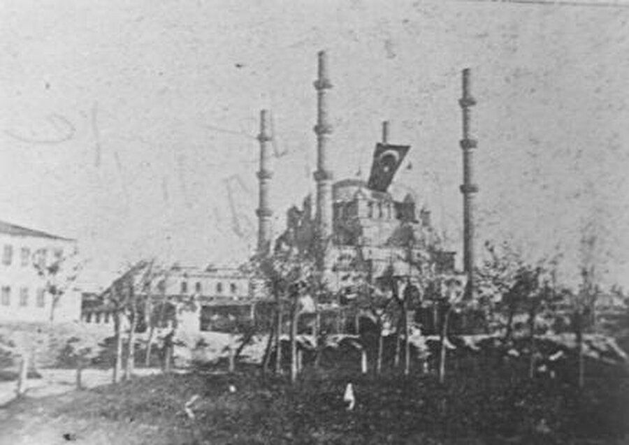 İnşaat 1568’de başladı
Caminin kapısında bulunan kitabeye göre, inşaat 1568 yani Hicri 976 yılında başlamış.