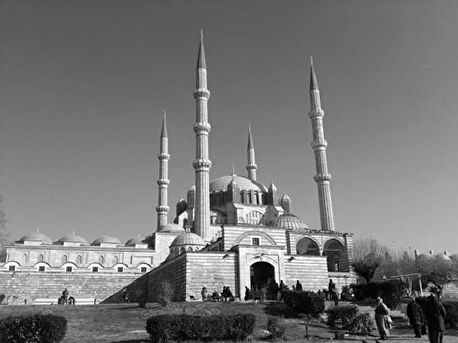II. Selim son halini göremedi

                                    Camiinin açılışı 27 Kasım 1574 Cuma günü olarak planlanmış. Ancak II. Selim'in vefatıyla bu tarih 14 Mart 1575'e ertelenmiş.
                                