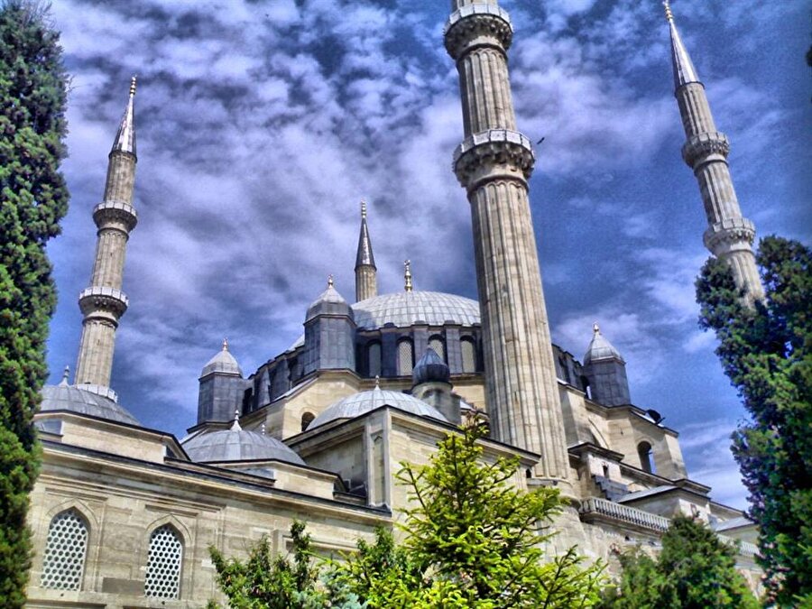 Neden Edirne?

                                    Peki, bu ihtişamlı camii neden Edirne'de inşa edildi. 
                                