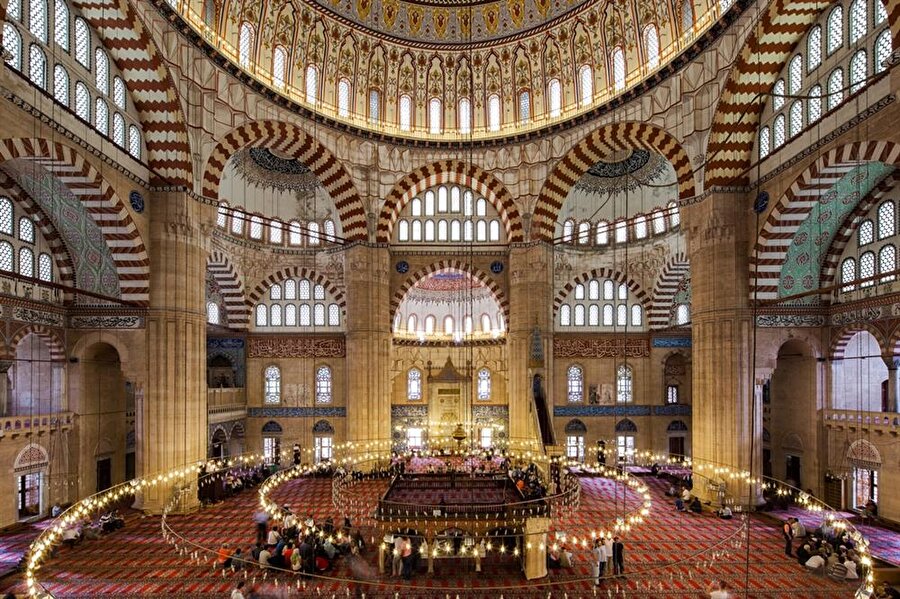 Yüksekliği 70,89 metre
Caminin dört köşesinde üç şerefli minareler bulunur. Minareler 70,89 metre yüksekliğindedir.