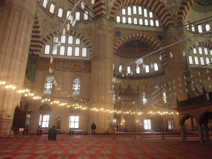 Birçok rivayet var

                                    Caminin Edirne'de inşa edilmesiyle ilgili birçok rivayet var. Ancak anlatılanların birçoğu gerçek tarihle pek örtüşmüyor.
                                