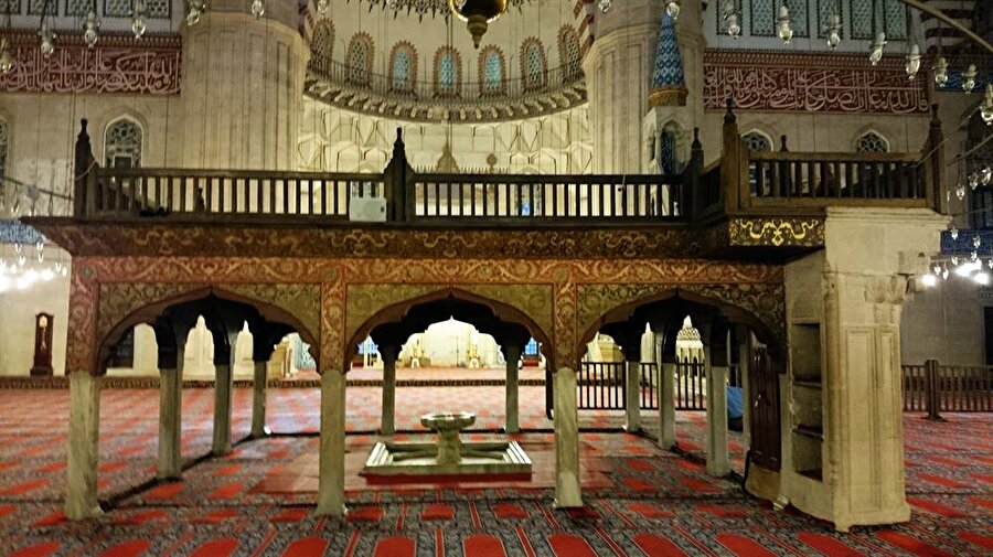 İç süsleme muazzam

                                    Caminin iç süslemeleri, inşasının üzerinden yüzyıllar geçmiş olmasına rağmen halen ihtişamını koruyor.
                                