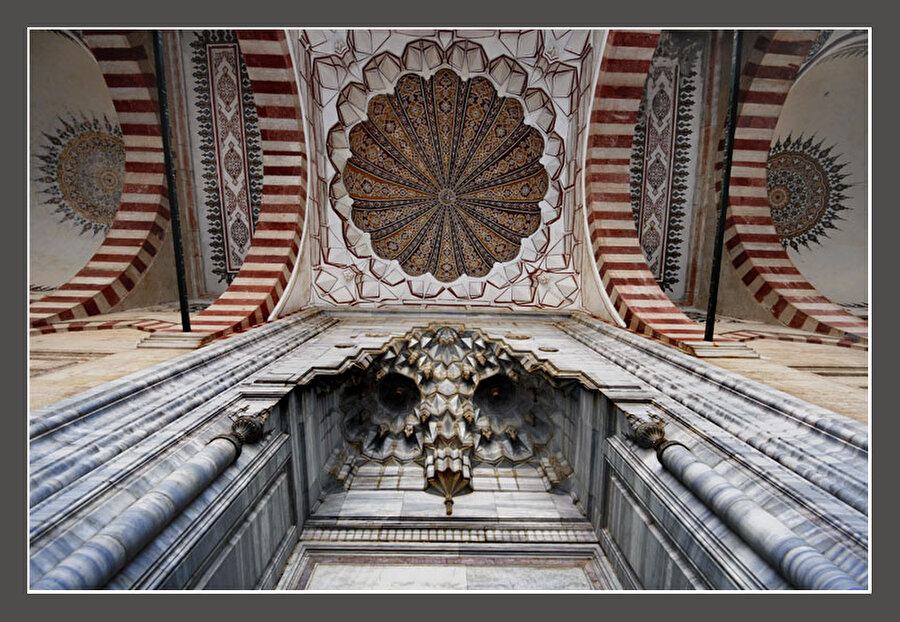 Her yerden görünüyor

                                    Caminin en büyük özelliği ise, Edirne'nin her yerinden görünüyor olması.
                                