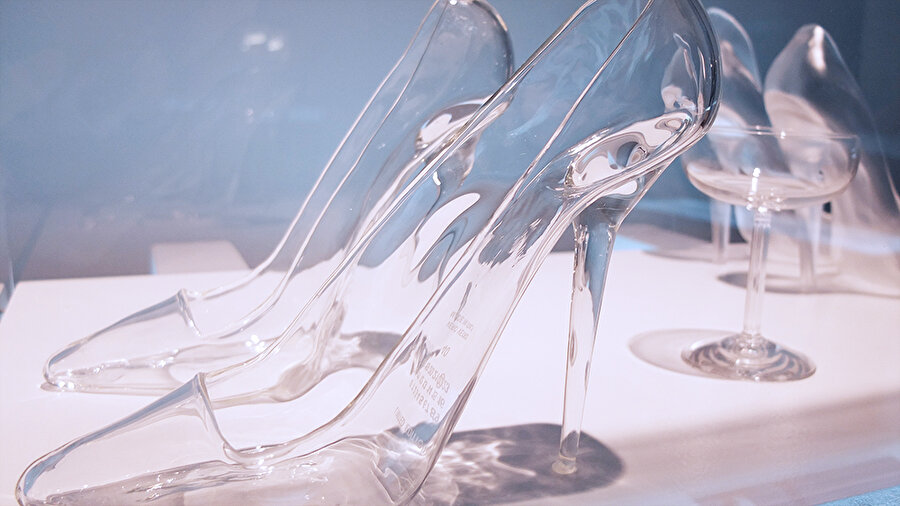 Külkedisinin ayakkabısı gerçek oldu
Külkedisi hikayesinde yer alan cam ayakkabıyı tasarımcı Martin Margiela hayata geçirdi. 