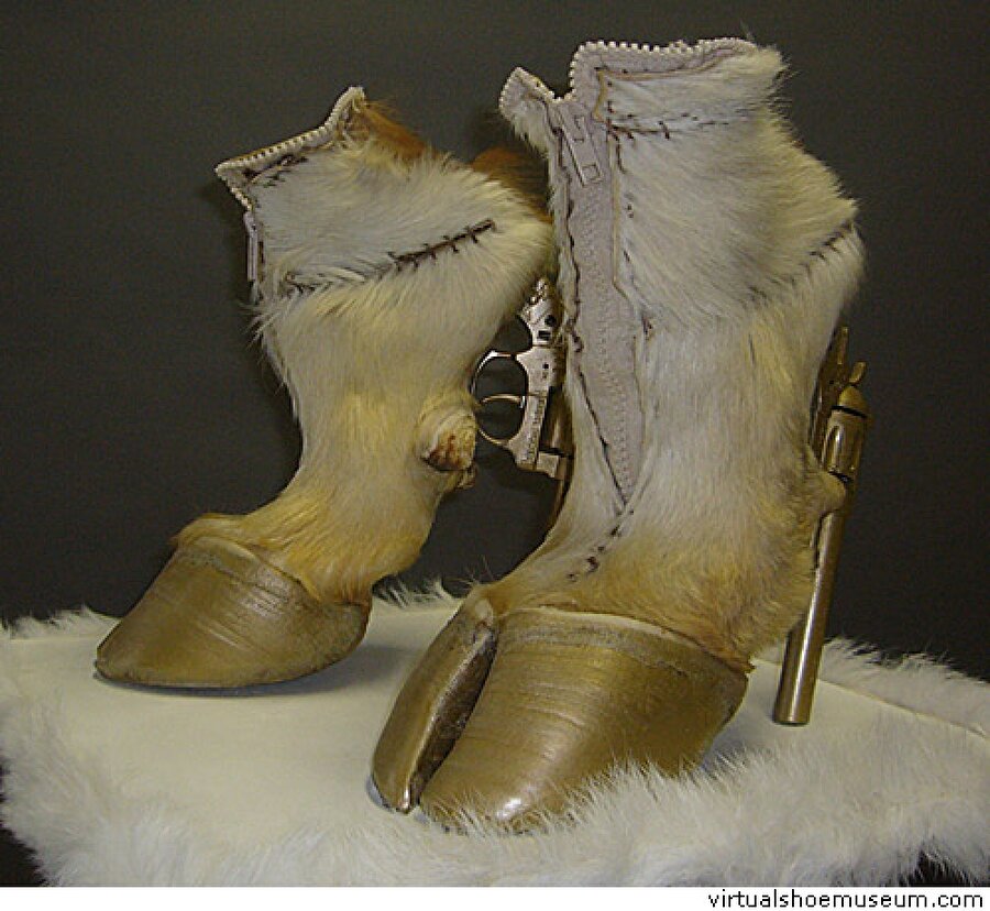 Paça şeklinde ayakkabı
Alman sanatçı Iris Schieferstein'ın imza attığı tasarım, uzun bir dönem ülkesinde çok konuşuldu. Schieferstein için “O sıra dışı ayakkabılar üretme konusunda bir numara” yorumu yapılıyor. 