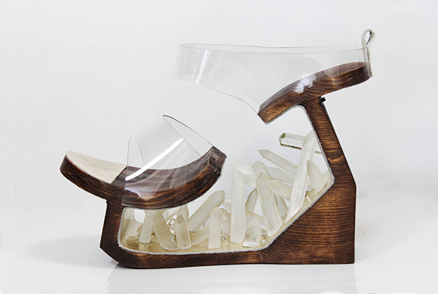 Kristal ayakkabı
Tamar Areshidze'nin tasarımında ahşap, deri, pvc ve cam bir arada kullanılmış. Ürün tamamen el işçiliğiyle üretilmiş.