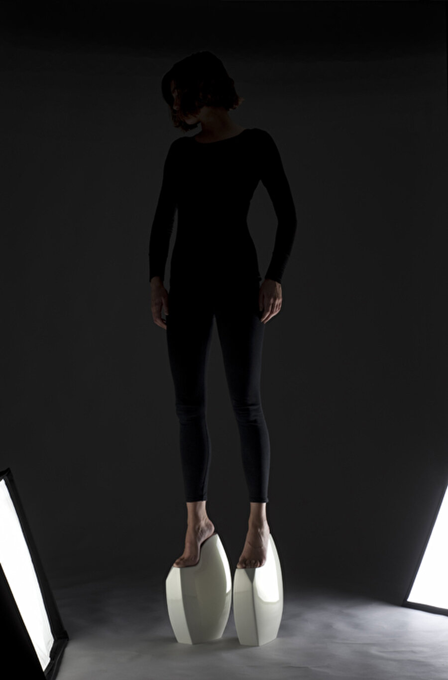 Sabit duran ayakkabı
Fransız sanatçı Caroline Sciancalepore'nin imzasını taşıyan ayakkabı, giymek için değil sergilenmek için tasarlandı.