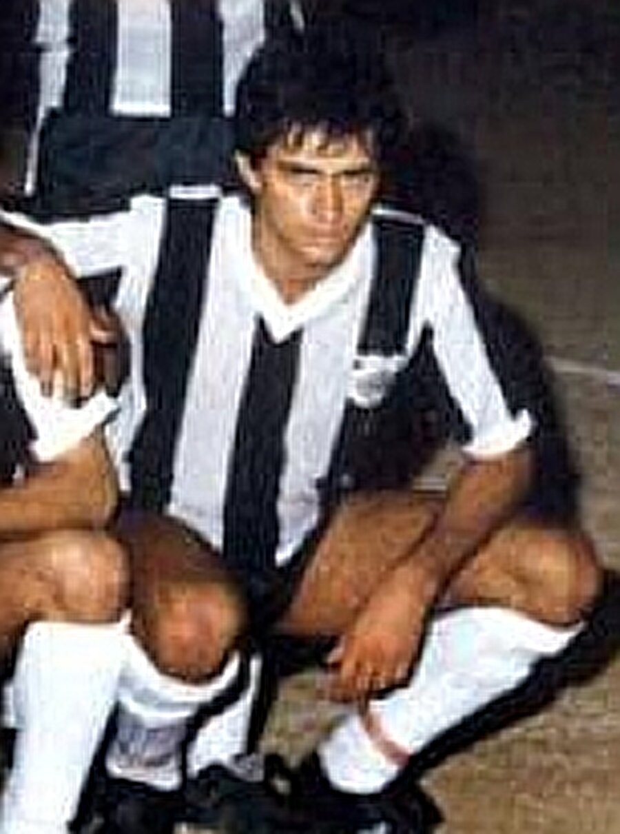 Orta sahada oynadı
Önceleri babası gibi futbolcu olmak isteyen Mourinho, orta saha mevkiinde görev alıyordu. Genç Mourinho; Rio Ave (1980-1982), Belenenses (1982-1983), Sesimbra (1983-1985), Comercio (1985-1987) takımlarında top koşturdu.