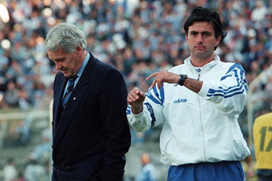 Dikkat çekmeye başladı
1993-1996 yılları arasında Porto'da önemli başarılara imza atan ekibin arasında yer alan Mourinho, gün geçtikçe dikkat çekmeye başladı.