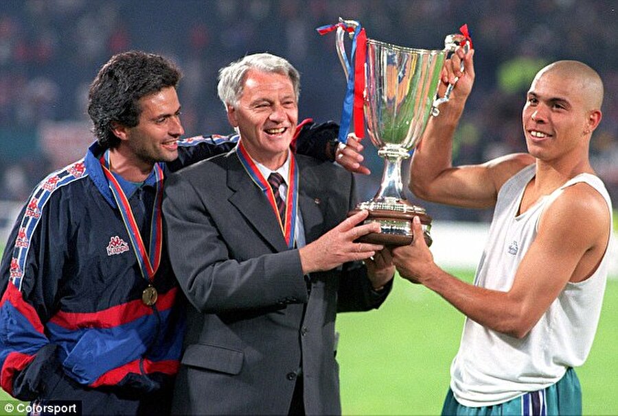 Yolları ayrıldı
1997'de Robson, Barcelona'ya veda etti. Ancak Mourinho yardımcı antrenör olarak kulüpte kaldı. 