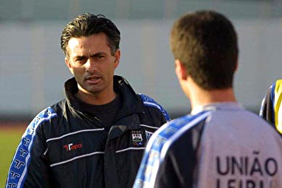 Leira’nın başına geçti
Ocak 2001'de ise Mourinho, Portekiz ekibi Leiria'nın başına teknik direktör olarak getirildi. 