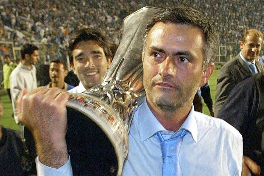 Taraftara söz verdi
2002'de Mourinho'nun yolu bir kez daha Porto ile kesişti. Mourinho'nun ilk senesinde Porto, ligi üçüncü bitirdi. Geleceği tartışılmaya başlanan Mourinho “Gelecek yıl şampiyonuz” diyerek taraftarların güvenini kazandı.