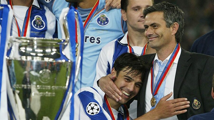 Devler Ligi şampiyonluğu
2003-2004 sezonunda Porto hem Portekiz Ligi şampiyonluğu hem de Şampiyonlar Ligi şampiyonluğuna uzandı.