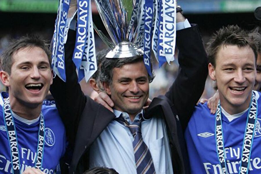 Kupa canavarı
Mourinho'nun bu başarısı Chelsea'nin dikkatini çekti. 2004-2007 yılları arasında İngiliz ekibini çalıştıran Mourinho, kariyerine 6 kupa daha ekledi. Mourinho'lu Chelsea; Premier Lig şampiyonluğu (2005,02006), FA Cup (2007), İngiltere Lig Kupası (2005, 2007), FA Community Shield (2005) kazandı. 