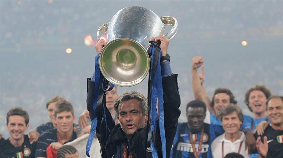 Tarihi başarı
Inter'e tarihindeki ilk Şampiyonlar Ligi kupasını kazandıran Mourinho'nun adı sık sık Real Madrid ile anılmaya başladı.