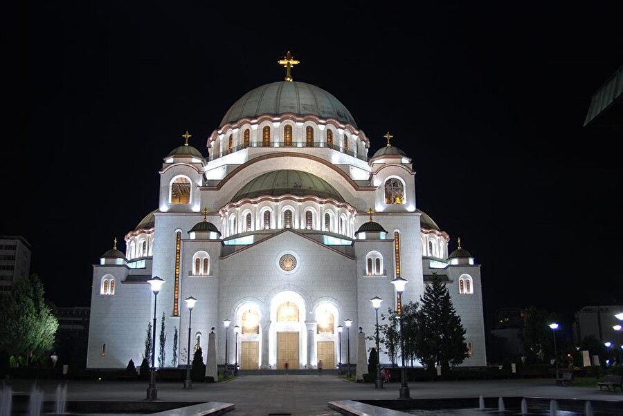 
                                    
                                    Aziz Sava Katedrali de Belgrad'ın önemli yapılarından biri. Camiyi andıran bu yapı Belgrad'ı gezmeye gelen turistlerin uğrak yeri. Ayasofya'ya benzeyen bu yapı birçok kişi tarafından zamanında Ayasofya'ya benzetilmesi için yapılmış. 
                                
                                