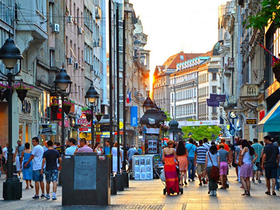 
                                    
                                    Avrupa'nın bu gözde şehri aynı zamanda Avrupa'nın en eski şehirlerinden biri. Genç nüfusun çoğunlukta olduğu Belgrad'da sokaklar adeta gençlerle dolu. Ailelerin dinlenmesi birlikte vakit geçirmesi için de birçok park ve yeşil alan bulunuyor. Şehirde her kafa yapısına uygun yer bulmak mümkün.
                                
                                