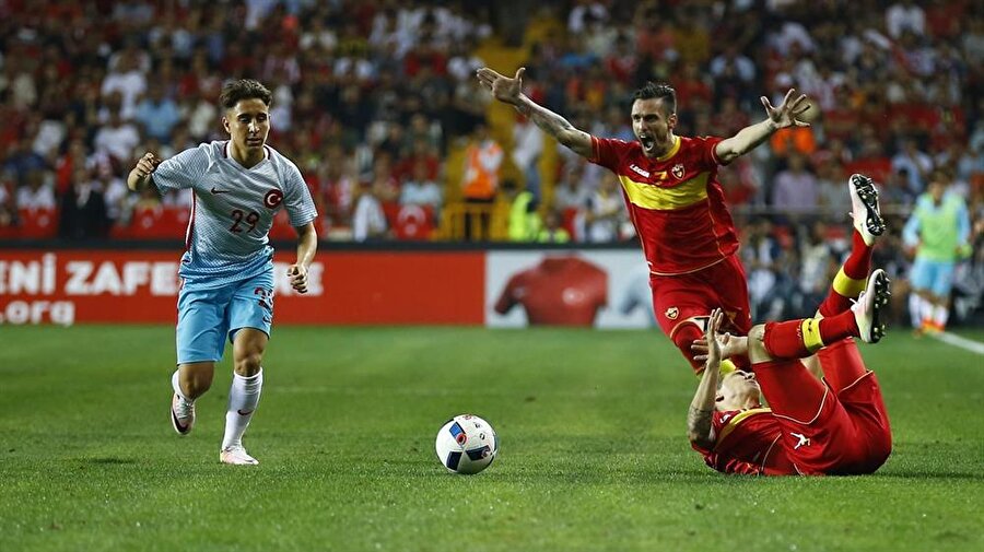 Türkiye U-21’e davet edildi
Genç futbolcu Mart 2016'da ay-yıldızlı ekipten gelen teklifi kabul etti. Emre, Türkiye U-21 takımıyla yalnızca bir maça çıktı.