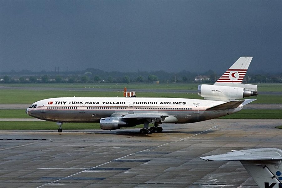 Türk Hava Yolları - 981 No'lu uçuş
3 Mart 1974'te Türk Hava Yollarına ait McDonnell Douglas DC-10 model yolcu uçağının Paris-Londra seferini yaparken düşmesi sonucu 13'ü mürettebat 333'ü yolcu 346 kişi öldü. Uçak, yük kapısının düşük basınç sonucu patlaması nedeniyle Paris'in kuzeyindeki Ermenonville Ormanı'na çakıldı. Bu olay halen havacılık tarihinin beşinci büyük kazasıdır. 

 Yapılan incelemede kazaya uçağın arka bagaj kapısındaki yapım hatasının neden olduğu belirlenmiştir. Uçağın yapımcısı Amerikan Douglas firması hatayı kabul ederek, tüm DC-10 tipi uçaklarını kontrole almıştır.
