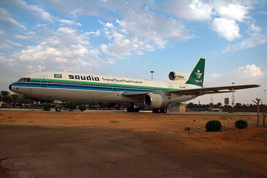 Suudi Arabistan Havayolları, 163 No'lu uçuş
En trafik kazalardan biridir. 19 Ağustos 1980'de Lockheed Tristar tipi uçak Arabistan havalimanından kalktıktan 6 dakika sonra kargo bölümü yanmaya başladı. Uçak havalimanına geri döndü ancak uçağı söndürecek ekibin geç kalmasından dolayı 301 kişilik tüm yolcu ve mürettebat hayatını kaybetti.
