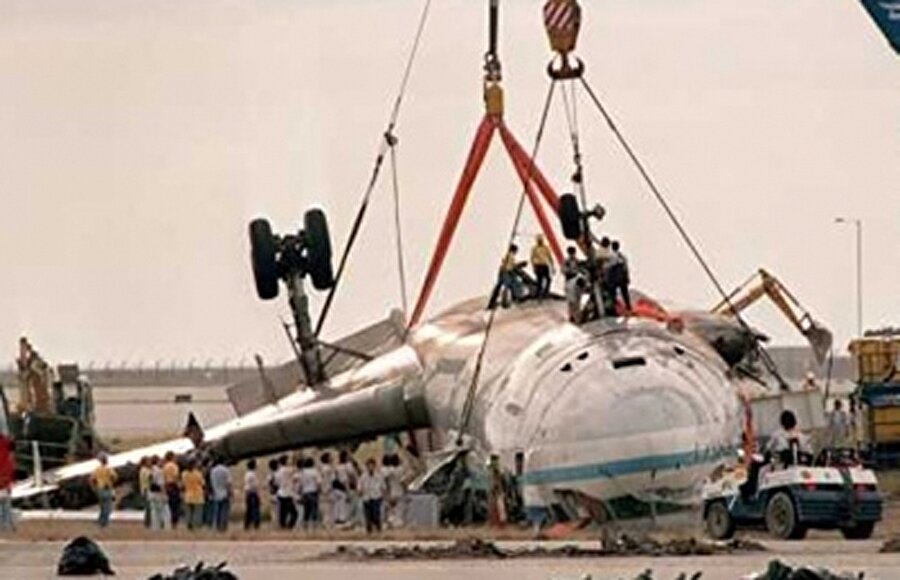 Amerikan Havayolları, 191 No'lu uçuş
McDonnell Douglas DC-10 uçağının yol açtığı bir kaza da Amerikan Havayolları, 191 No'lu uçuşu sırasında gerçekleşti. 25 Mayıs 1979'da Chicago O'hare Havalimanından Los Angeles'a giden uçağın bir parçasının düştüğü fark edildiğinde çoktan havalanmıştı. Arıza uayrısı alan pilotlar Sol kanadı kontrol edemeyince uçak kısa süre içinde yere çakıldı ve uçakta bulunan 258 yolcu ve 13 mürettebat hayatını kaybetti.

 Amerikan topraklarında gerçekleşen en büyük uçak kazasıdır.
