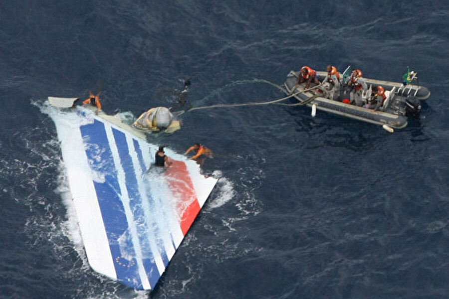 Air France, 447 No'lu uçuş
Fransız ulusal havayolları şirketi Air France'ın Rio de Janeiro - Paris arasındaki 447 sefer sayılı uçuşunu gerçekleştiren Airbus 330-200 uçağı, 1 Haziran 2009 tarihinde Atlas Okyanusu üzerinde 216 yolcu ve 12 personeliyle birlikte kayboldu.Daha sonra uçağın teknik bir arıza nedeniyle okyanusa düştüğü ve kurtulan olmadığı açıklandı
