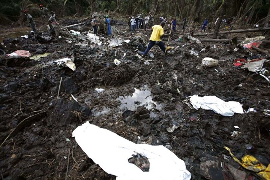 Kenya Havayolları, 507 No'lu uçuş
5 Mayıs 2007'de Kenya Airways'e ait bir uçak şiddetli fırtına nedeniyle Douala Havalimanından kalkışından kısa süre sonra düştü.

 Kenya Havayolları'na ait Boeing 727- 800 tipi yolcu uçağı 114 yolcusuyla Kamerun'un güneyinde düştü. Uçak Kamerun'un Douala kentinden havalandıktan bir süre sonra radardan kayboldu. Kenya'nın başkenti Nairobi'ye sefer yapmakta olan uçaktan uzun süre haber alınamadı.

 114 kişi hayatını kaybetti.
