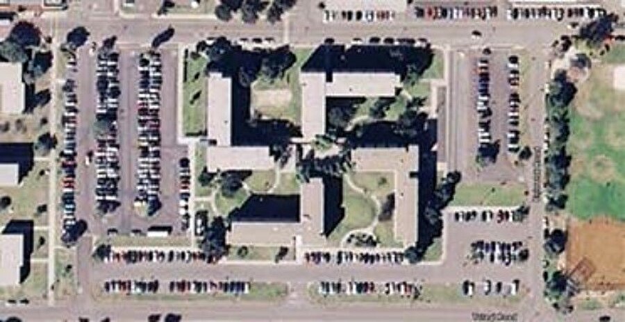 Swastika (Gamalı Haç) Building (Kaliforniya, ABD)
Bu ilginç binanın şekli aslında yapıldıktan sonra fark edilmiş. Kaliforniya, Coronado'daki Birleşik Devletler Donanma binası olan bina ve istenmeden gamalı haç şeklinde inşa edilmiştir. Halkın tepkisinden dolayı, donanma, binanın şeklini değiştirmeye karar vermiştir.
