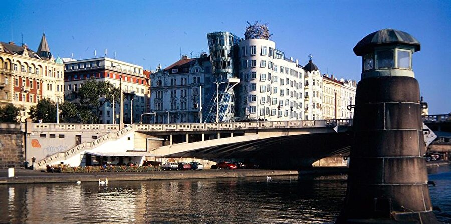 Dans Eden Ev (Çek Cumhuriyeti)
En ilginç binalardan biri Hollanda kökenli bir sigorta şirketi olan Nationale-Nederlanden'in Çek Cumhuriyeti'nin başkenti Prag'ın şehir merkezinde inşa ettirdiği binadır. Takma adını 'Dans Eden Ev' dir. 

 Dans Eden Ev, Prag şehir merkezindeki mimari başyapıtlardan biridir. İsmini görünüşünden almıştır. Orjinal ismi, iki dansçıyı simgelediği için, Fred ve Ginger (Fred Astaire ve Ginger Rogers)'dir. 1992'de Hırvat-Çek mimar Vlado Milunic tarafından tasarlanmıştır ve yapımı 1996'da son bulmuştur.
