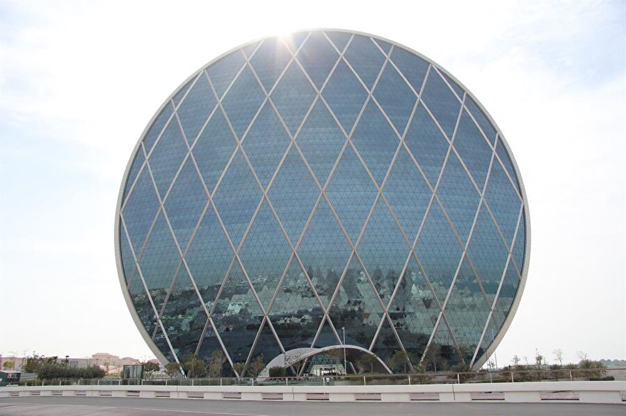 Aldar Gökdeleni ( Abu Dhabi, Birleşik Arap Emirlikleri)

Abu Dhabi'deki Aldar Genel Merkez Binası. MZ Mimarlık tarafından tasarlanmıştır ve bina 2010'da açılmıştır. Bu bozuk para şeklindeki bina, dünyadaki ilk daire şeklindeki gökdelendir.


Bina iki betonerme çekirdek kulenin etrafını çepeçevre saran çelik bir daireden oluşuyor. Binanın National Geographic tarafından binanın belgeseli yapılmıştır