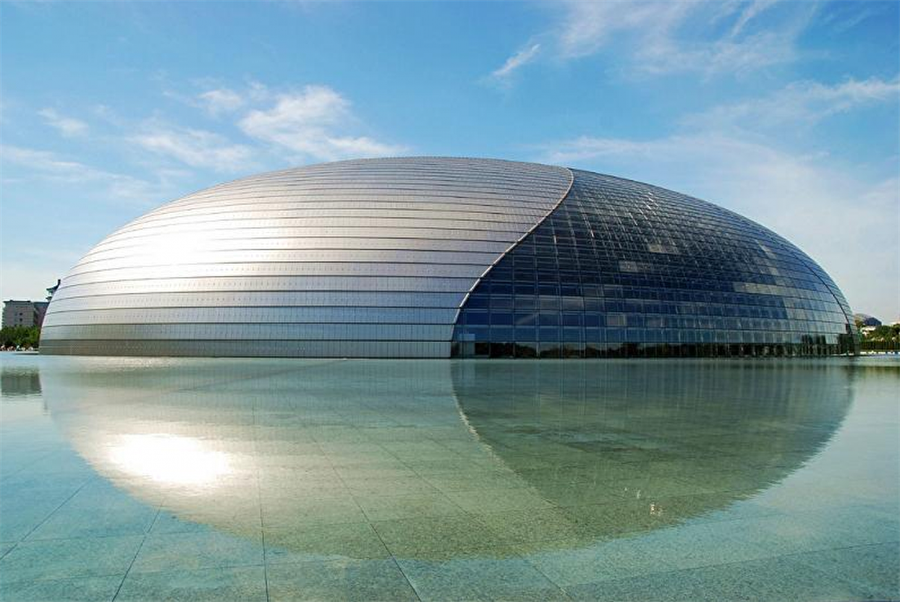 Egg (Yumurta) Building (Çin)
Yumurta olarak adlandırılan bu yapı, Çin Ulusal Sahne Sanatları Merkezi olarak hizmet vermekte.

 Bu kubbe biçimli bina, suyun altından yükselir ve içinde bir opera salonu, bir konser salonu ve bir tiyatro bulunur. Bu binanın, suyun altındaki çok büyük ve göz alıcı güzelliği dikkat çeker. “The Egg” (yumurta) su altı koridorları ve su altı garajlarıyla ilginç bir görselliğe sahiptir. Hatta yapay bir göl bile bulunmaktadır. 2001 yılında yapımına başlanan bina 5 yıldan tamamlanmıştır. 

 Elips binanın 12.000m2'lik iç büyüklüğünde toplam 5.452 kişilik 3 konser salonu yer almaktadır. Bina fransız mimar Paul Andreu tarafından tasarlanmıştır.

 Binanın eni ve boyu 212metreye 144metre olup yüksekliği 46metre'dir. 18.000 titanium parça ve 1.000 parça ultra hafif cam kullanılmıştır.
