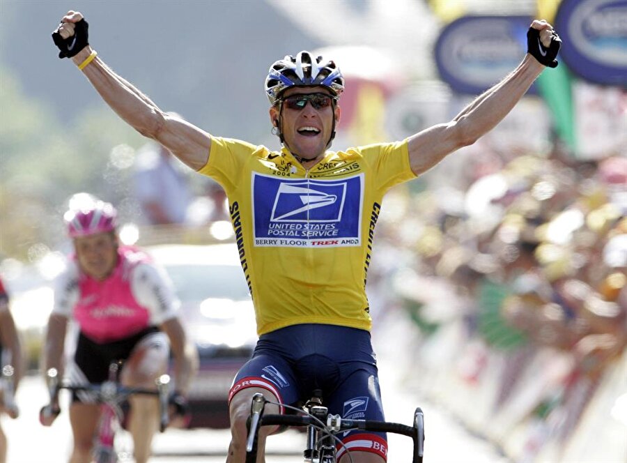 Lance Armstrong

                                    
                                    
                                    1999-2005 yılları arasında 7 kez Fransa Bisiklet Turu'nu kazanan Lance Armstrong'un dopingli çıkması herkesi derinden etkiledi. Çünkü ünlü sporcu uzun bir süre kanserle mücadele etti ve yüzde 40 yaşama şansı verilen Armstrong hayata sıkı sıkı tutundu. Bir vakıf kuran Armstrong, tüm dünyada sarı bileklikleri satışa sundu ve kanser hastalarına destek olmaya çalıştı. 2005 yılında hakkında doping iddiaları çıkan Armstrong, 2006 yılında aklandı. 24 Ağustos 2012'de ABD Anti-Doping Ajansı, Armstrong'un 1998'den bu yana elde ettiği tüm başarıları geri aldı. Avustralya Olimpiyat Komitesi de Armstrong'tan 2000 Yaz Olimpiyatları'nda kazandığı bronz madalyayı iade etmesini istemişti. 16 Ocak 2013'te ise talk şovcu Oprah Winfrey'ın programında Armstrong, doping yaptığını itiraf etti.
                                
                                
                                