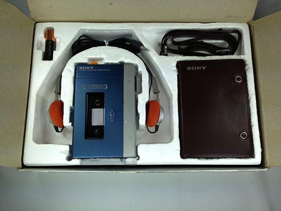 Sony TPS-L2 - İlk Walkman modeli 
Morata'nın isteği üzerine üretilen Walkman 1979 yılında piyasaya sürüldü. Sony TPS- L2 modelinde iki kişi aynı anda dinleyebilsin diye çift kulaklık girişi bile vardı. Stereo kasetçaları bulunan bu modeldeki turuncu kuş ile kaset üzerine ses kaydı bile yapılabiliyordu. 
