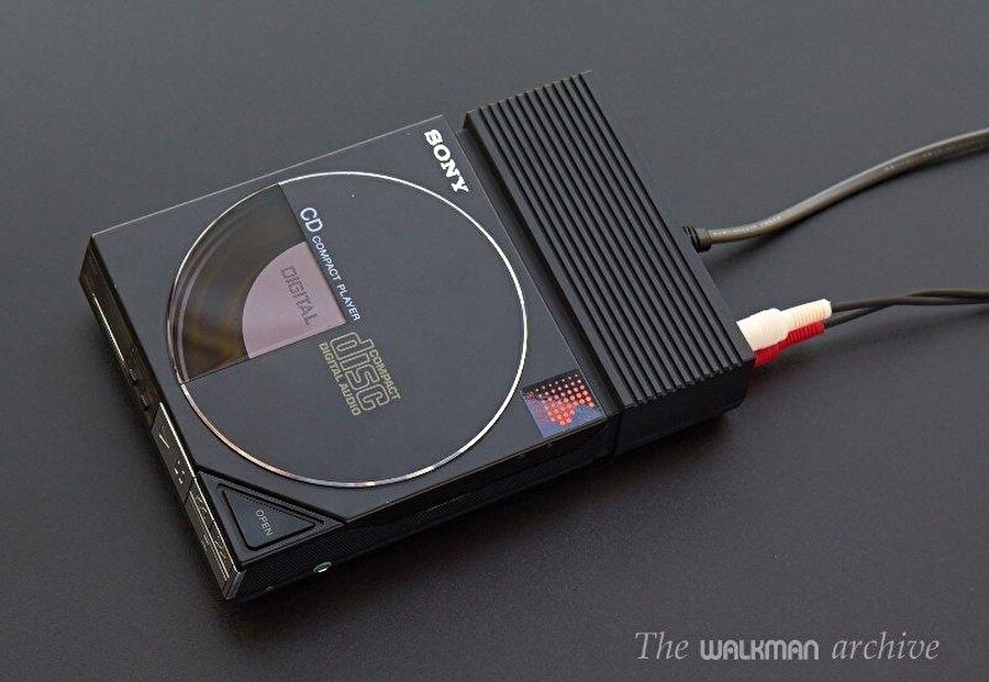 İlk CD Çalarlı Walkman
1984 yılında firma yeni bir model duyurdu. Bu ilk defa CD çalabilen taşınabilir cihaz olan D-50 idi. Discman olarak da adlandırılan bu ürünün satışları pek umulduğu gibi olmadı. 

 Sony'nin bu taşınabilir müzik çalardan elde ettiği başarıdan sonra, rakipleri olan Aiwa, Panasonic ve Toshiba gibi markalar da kasetçalarlar üretti.
