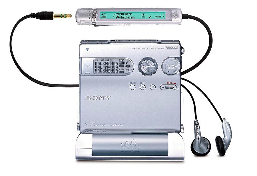 MiniDisc Formatlı İlk Walkman
Walkman, 1992 yılında yeni bir özelliğiyle daha dikkatleri çekmeyi başardı. MiniDisc ile müzik çalan ve şarjı 24 saat süren MZ-N10'u üretti. Bu cihaz uzun yolculuklara çıkan kişiler için vazgeçilmez oldu. 

 Sony ürünü daha da geliştirerek lüks bir hale getirmiş ve 1994 yılında WM-EX1HG modelini piyasa sürmüştür. 
