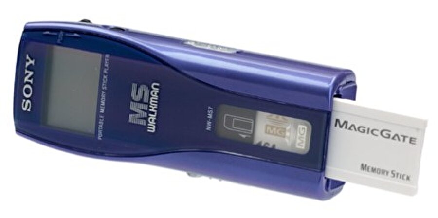 Milenyum Walkman'i
1999 yılına gelindiğinde Sony modern bir Walkman üretti ve modele NW-MS7 adını verdi. Bu model de kaset veya CD yerine 64 megabyte büyüklüğünde hafıza bulunuyordu. 

 Cihaz yanında hafıza kartı da hediye ediliyordu. Bu kartlar o kadar sevildi ki günümüzde 128 GB'ı bile aşan kartlar üretilmeye başlandı ve müzik dinlemek kasetlerden ve CD'lerden bu ufak kartlara geçti. 
