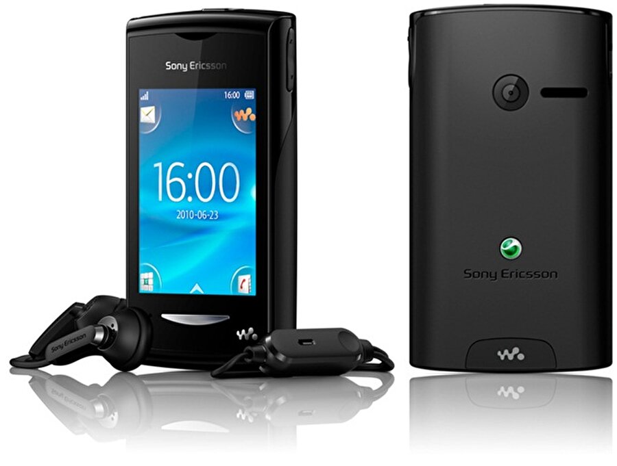 Walkman'in sona erişi
2010 yılında Sony son bir atılımda bulundu. Ericsson ile son ortak telefonu olan Yendo'yu üretti. 

 Dokunmatik ekrana sahip ilk Walkman telefon olan cihaz, 10 farklı renk seçeneği ile vitrinlerdeki yerini almıştı. Ancak bu sefer de önünde iPhone vardı ve 3 yaşındayken tüm dünyayı etkisi altına almıştı bile. 

 Bu başarısız girişimden sonra Sony telefon pazarından çekilme kararı aldı. Kendisine büyük ün kazandıran Walkman'i ise geri plana itti. 
