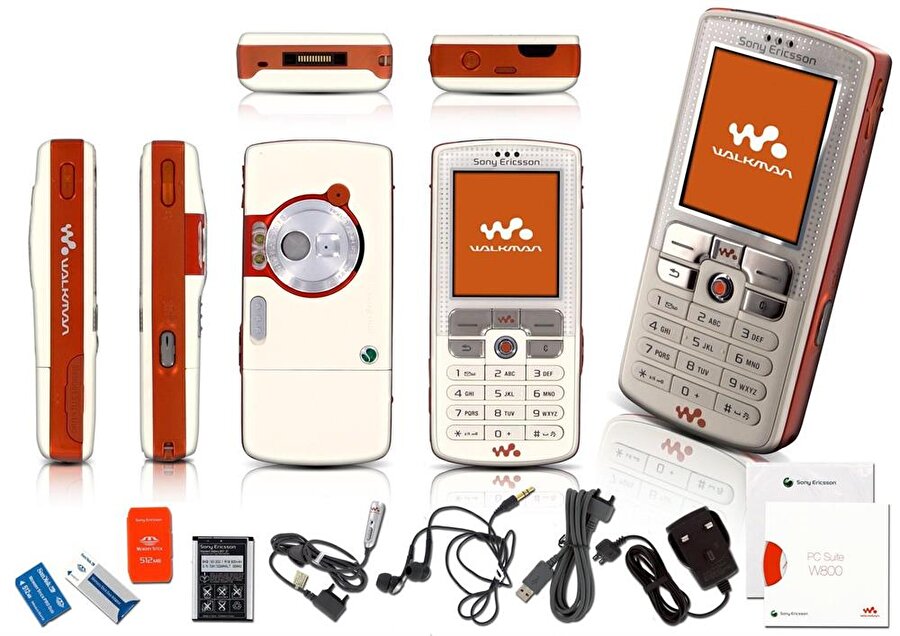İlk Walkman Telefon
2005 yılında Sony radikal bir karar aldı, iPod'a yaptığı her yeniliğe rağmen direnemeyince cep telefonu firması Ericsson ile ortaklığa gitti. Bunun sonucunda ortaya ilk Walkman telefon w800 piyasaya sürüldü. 

 2 megapikel kamera, 30 saate kadar müzik dinleme özellikleri ve arayüzden dış kasa tasarımına kadar turuncu rengin hakim olduğu tasarım çok beğenilmişti.

 Ancak bu da iPod'a direnemedi. 
