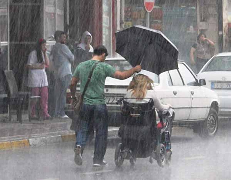 Yağmur altında insanlık dersi

                                    Bu fotoğraf 2013 yılında Bursa'da çekildi. Türkiye'nin en kalabalık 4. kenti olan Bursa'da koşturmaca ve talaşın içine bir de yağmur eklenince kimse kimseyi görmez olmuş. Ancak o gün çekilen bir kare her şeyi değiştirdi. Yağmur altında tekerlekli sandalyesiyle ilerleyen kadına şemsiye tutan yeşilli genç kahraman. Üstelik sırılsıklam olmuş haliyle. 

 Bu fotoğraf o zaman Türkiye gündeminde çok geniş bir yer tutarken tekerlekli sandalyedeki Bennur Karaburun 2015'te milletvekili oldu. 

                                