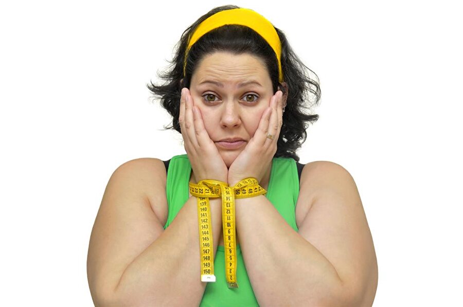 Aşırı şeker eşittir obezite.
Günümüzün en büyük sağlık sorunlardan biri, vücudun belli bölgelerindeki yağ birikimiyle meydana gelen obezitedir. Bunun bir nedeni früktoz, yani meyve şekeri yüklü içecekler ve meşrubatlardır. Aşırı fruktoz alımı öncü yağların olgunlaşmasına neden olur.