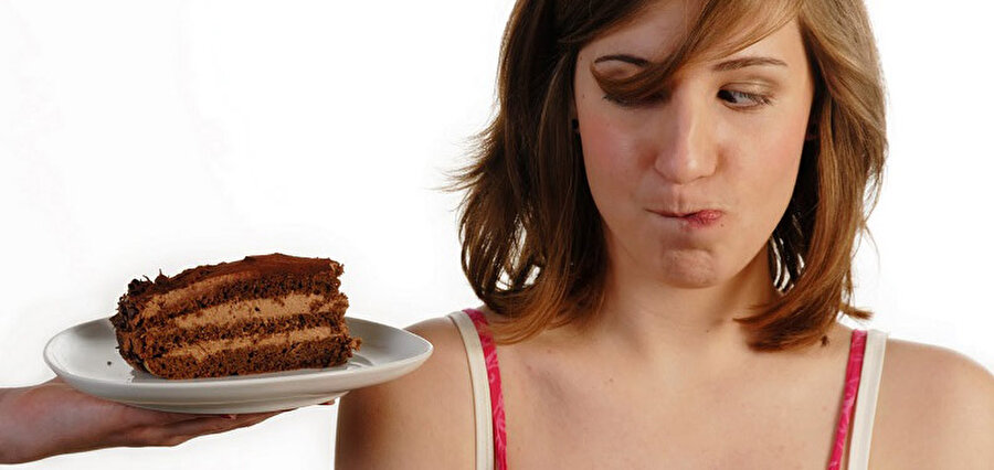 Şimdiye kadar kendinize verdiğiniz zararı geri almanın ve bu şeker isteğini bastırmanın bir yolu elbette var.
Tam bu noktada sesimizi duyan araştırmacılar çözümü bulmuş bile.