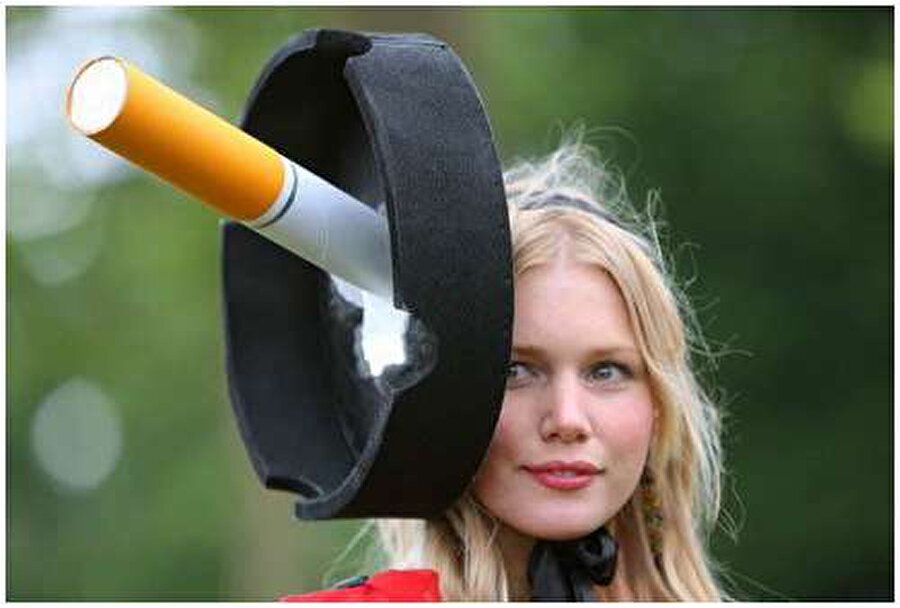 Kül tablası şapka
Başınızın üzerinde bir sigara taşımak ister miydiniz? Bu şapka, İngiltere'deki şapka festivalinde kullanıldı.