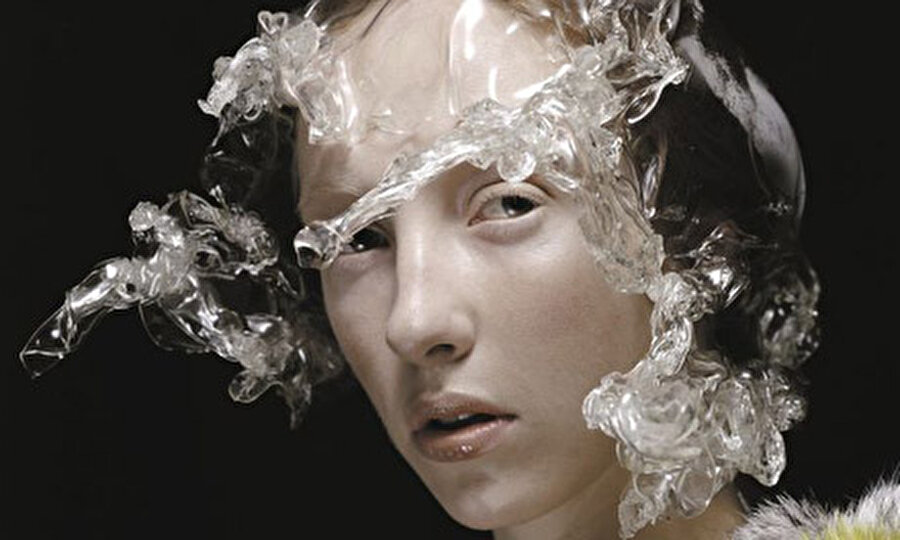 Cam şapka
Moda tasarımcısı Stephen Jones'un hazırladığı şapka camdan üretildi. Ürün tamamen el işçiliği ile yapıldı.