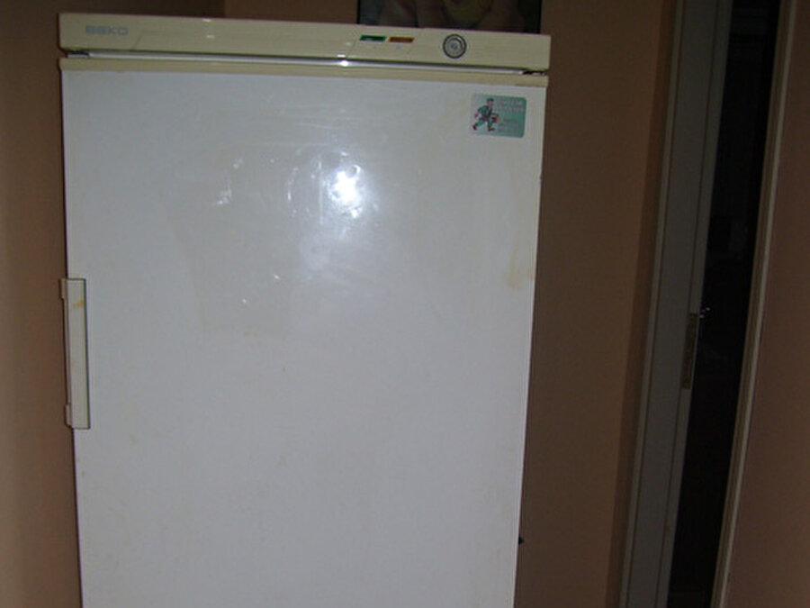 Tek kapılı buzdolabı

                                    
                                    Dizilerdeki buzdolabını uzay mekiğinden ayırmak oldukça güç. Zira o dolap bizim evimizin mutfağı ile aynı büyüklükte, paramız olup alsak bile mutfağa ya o girebilecek ya da biz. Ve o dolabın içi hep dolu, hiç mi ay sonu olmuyor bu dizilerde. 

 Bizler tek kapılı buzdolabından nofrosta yeni geçmişken bu dolaplar bize gerçekçi gelmiyor özgünüm. 

                                
                                