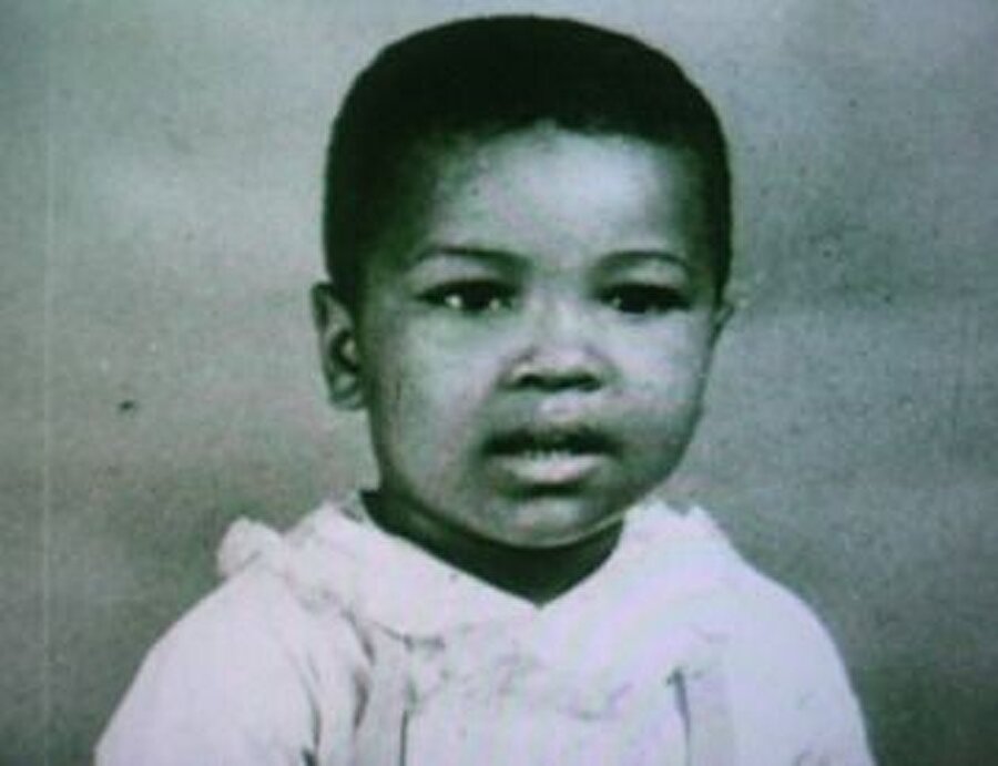 1942 doğumlu

                                    
                                    
                                    
                                    Muhammed Ali Clay önceki adıyla Cassius Marcellus Clay Jr, 17 Ocak 1942 yılında Louisville, Kentucky'de dünyaya geldi.
                                
                                
                                
                                