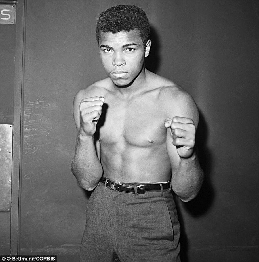 Başarılar gelmeye başladı

                                    
                                    
                                    
                                    Muhammed Ali kısa sürede, National AAU ve Altın Eldiven Şampiyonası'nda amatör kayıtlara girdi. 
                                
                                
                                
                                